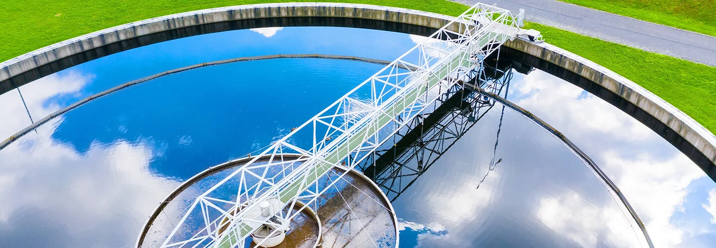 Techniker eines US‑Wasserversorgers bei der Wartung vor Ort